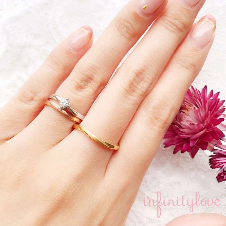 シンプルでダイヤモンドラインの美しいデザインです。エッジの効いたデザインがクールな印象を与える結婚指輪・婚約指輪です。