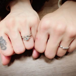 ダイヤモンドがシンプルに美しいデザインの婚約指輪と結婚指輪の重ね付け。
