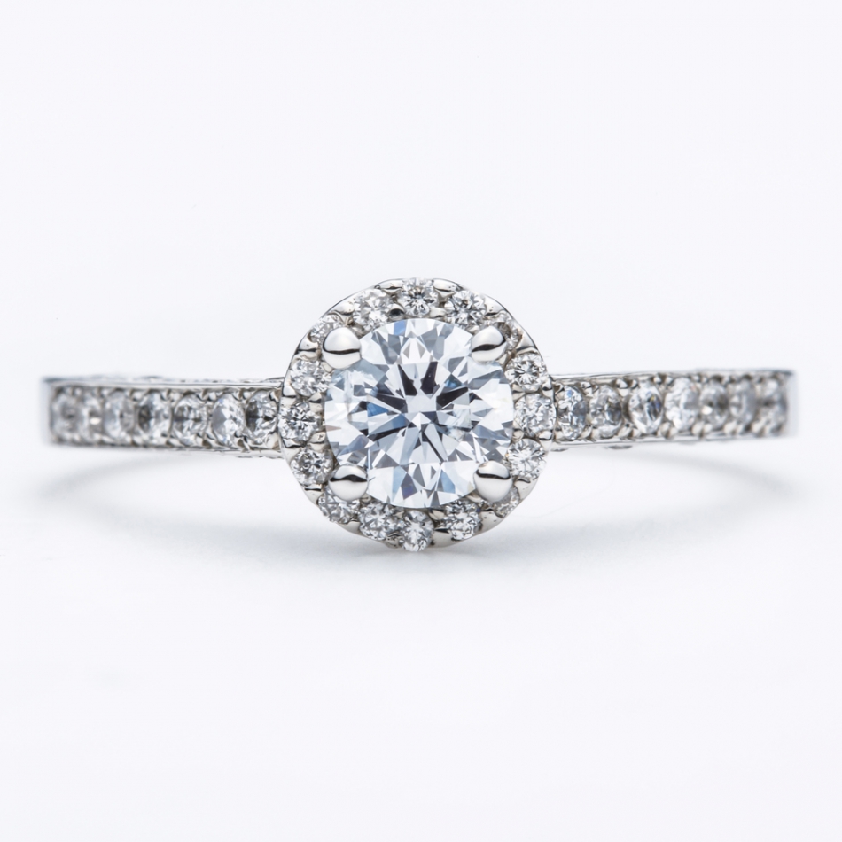 ブルーダイヤモンドは永遠の絆のプロポーズリング