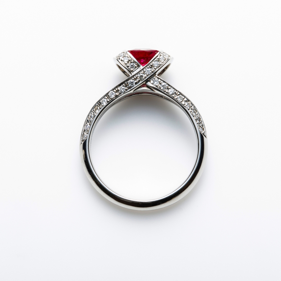 ミャンマー産非加熱ルビーの美しい婚約指輪