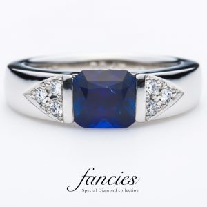 美しいブルーサファイヤとダイヤモンドを使用した婚約指輪