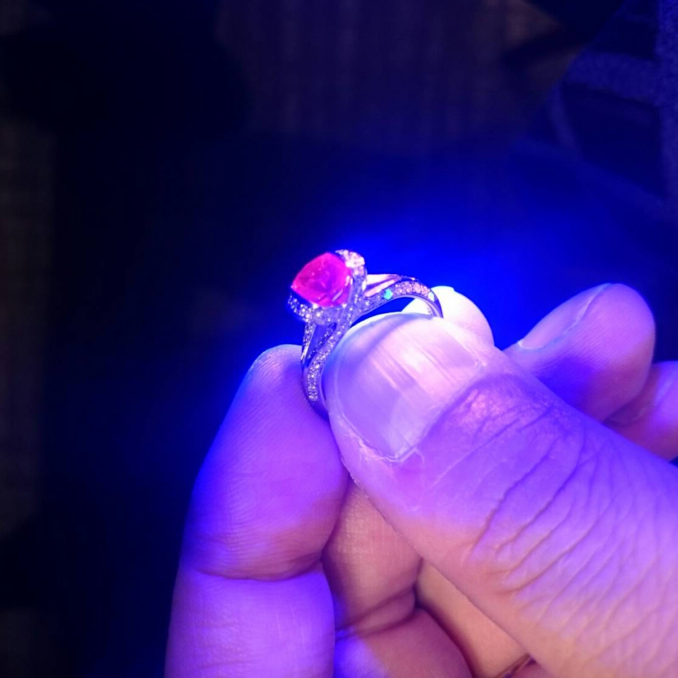 美しいピジョンブラッドルビーミャンマー（旧ビルマ）産の婚約指輪