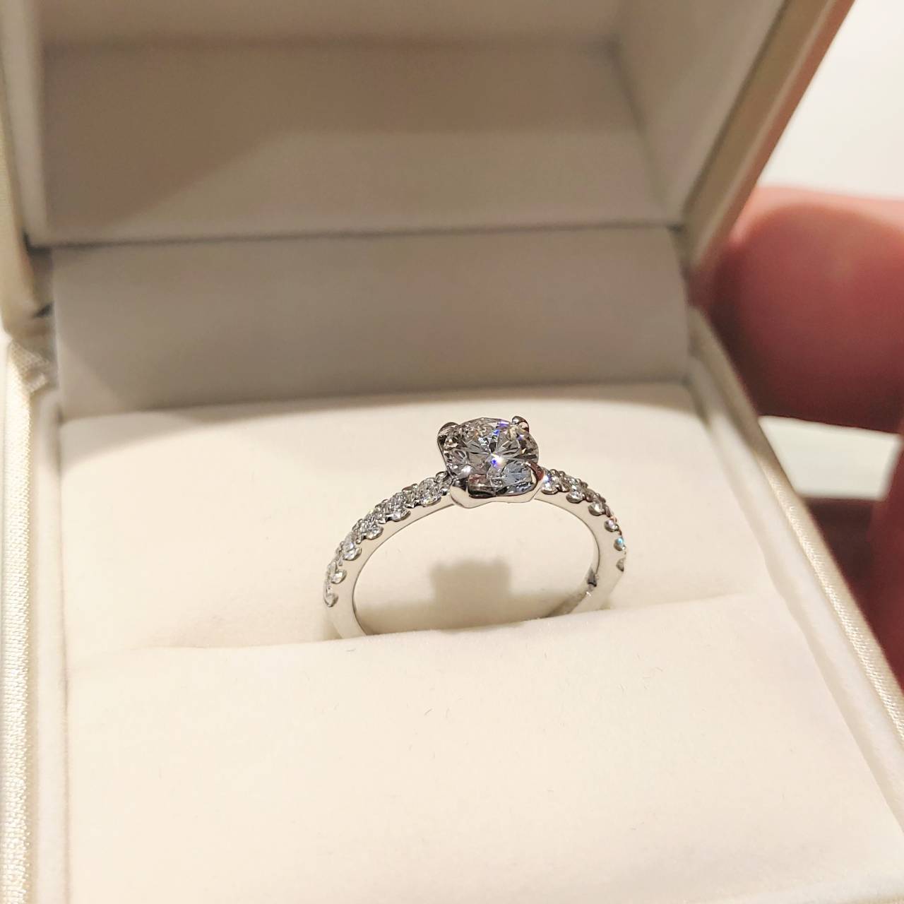 オシャレで可愛いハーフエタニティーの婚約指輪でプロポーズ♪