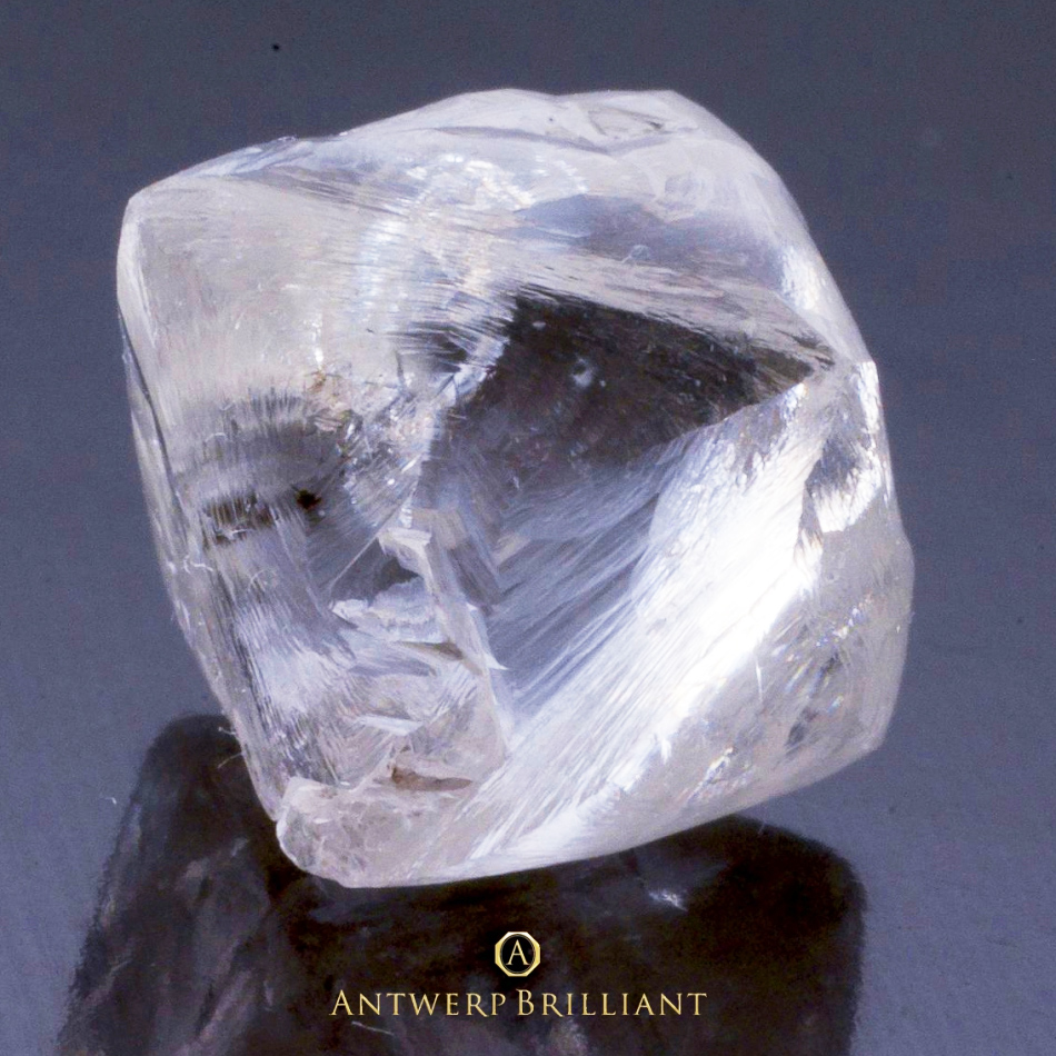 ダイヤモンド原石の品質は婚約指輪のダイヤモンドにとって重要