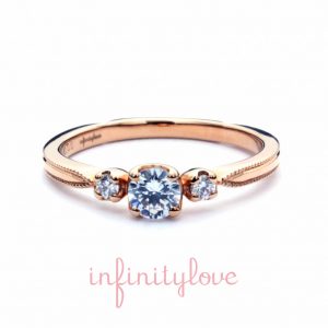 ピンクゴールドが人気の婚約指輪、花嫁に大人気のアンティーク技法のミルグレインをつかっています。