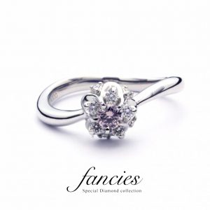 ピンクダイヤモンドを使用したお花モチーフのオシャレでかわいいプラチナリングを婚約指輪に。