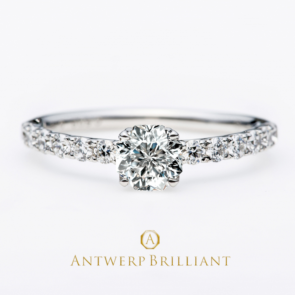 銀座で大人気のハーフエタニティープラチナ婚約指輪です。ダイヤモンドラインが素敵なデザインです。　