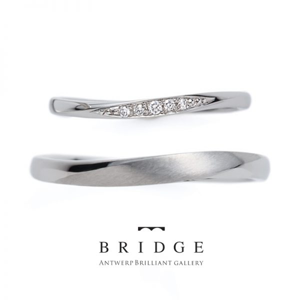 結婚指輪ウェーブラインの美しいかわいいリング　ダイヤモンドラインとつや消しがおしゃれなデザインの結婚指輪
