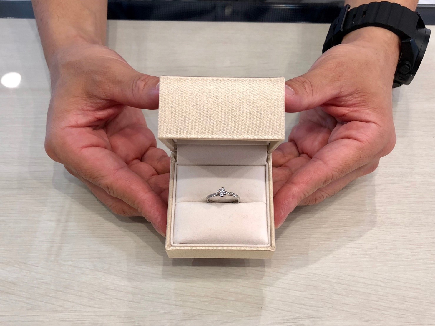 VEGA　ダイヤモンドラインが美しい婚約指輪です。