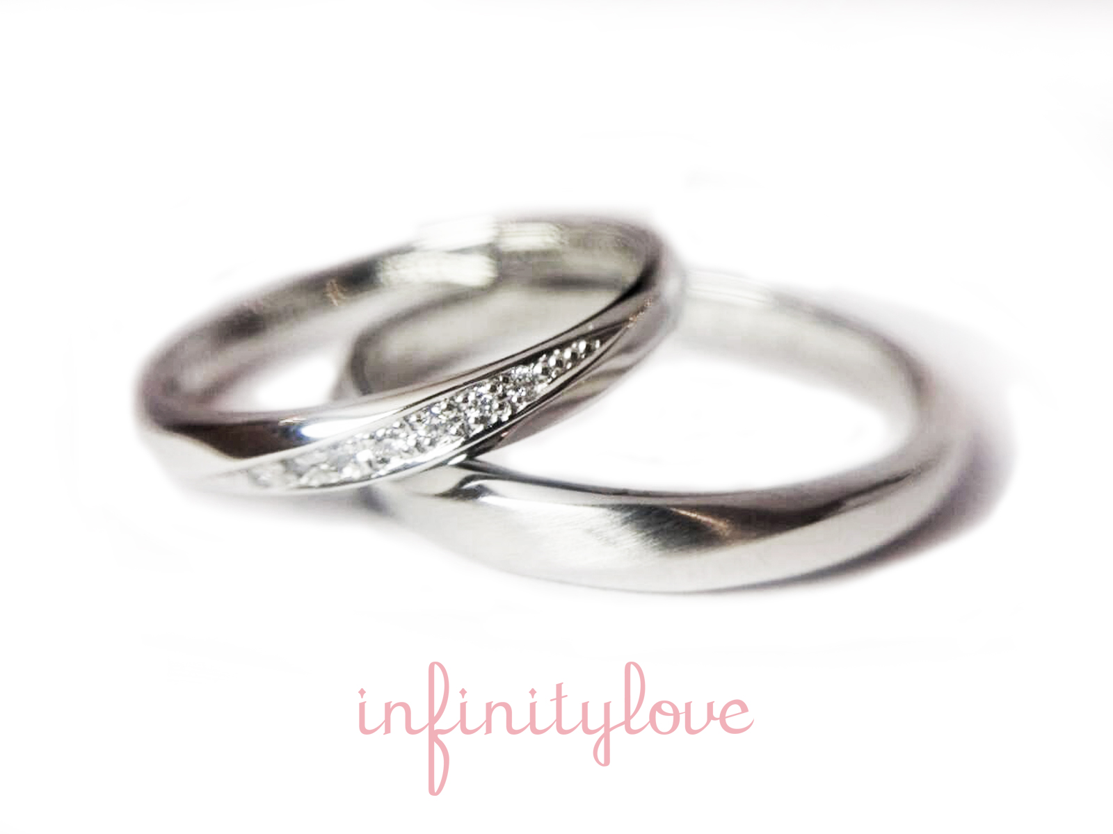 ダイヤモンドラインが美しいシンプルな結婚指輪