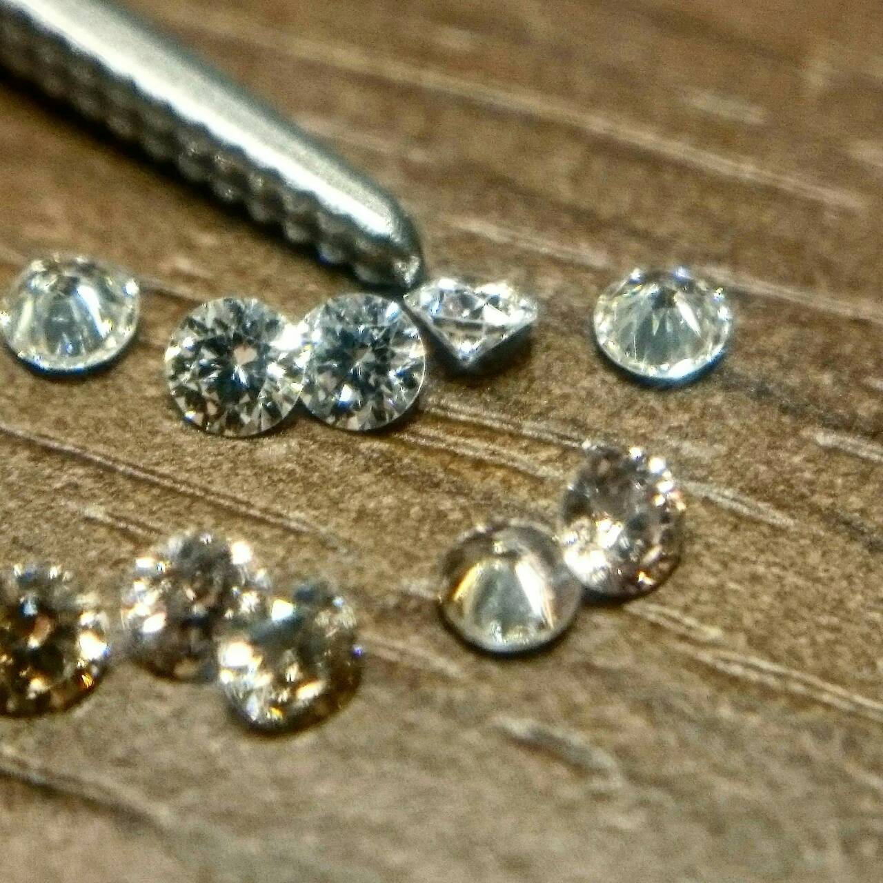 結婚指輪専門店ブリッジ銀座では希少なカラーダイヤモンドのメレーも豊富に揃う