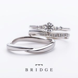 華奢なプラチナでウェーブさせた結婚指輪と婚約指輪のセットが人気ブリッジ銀座のいざないの水神セットリング。