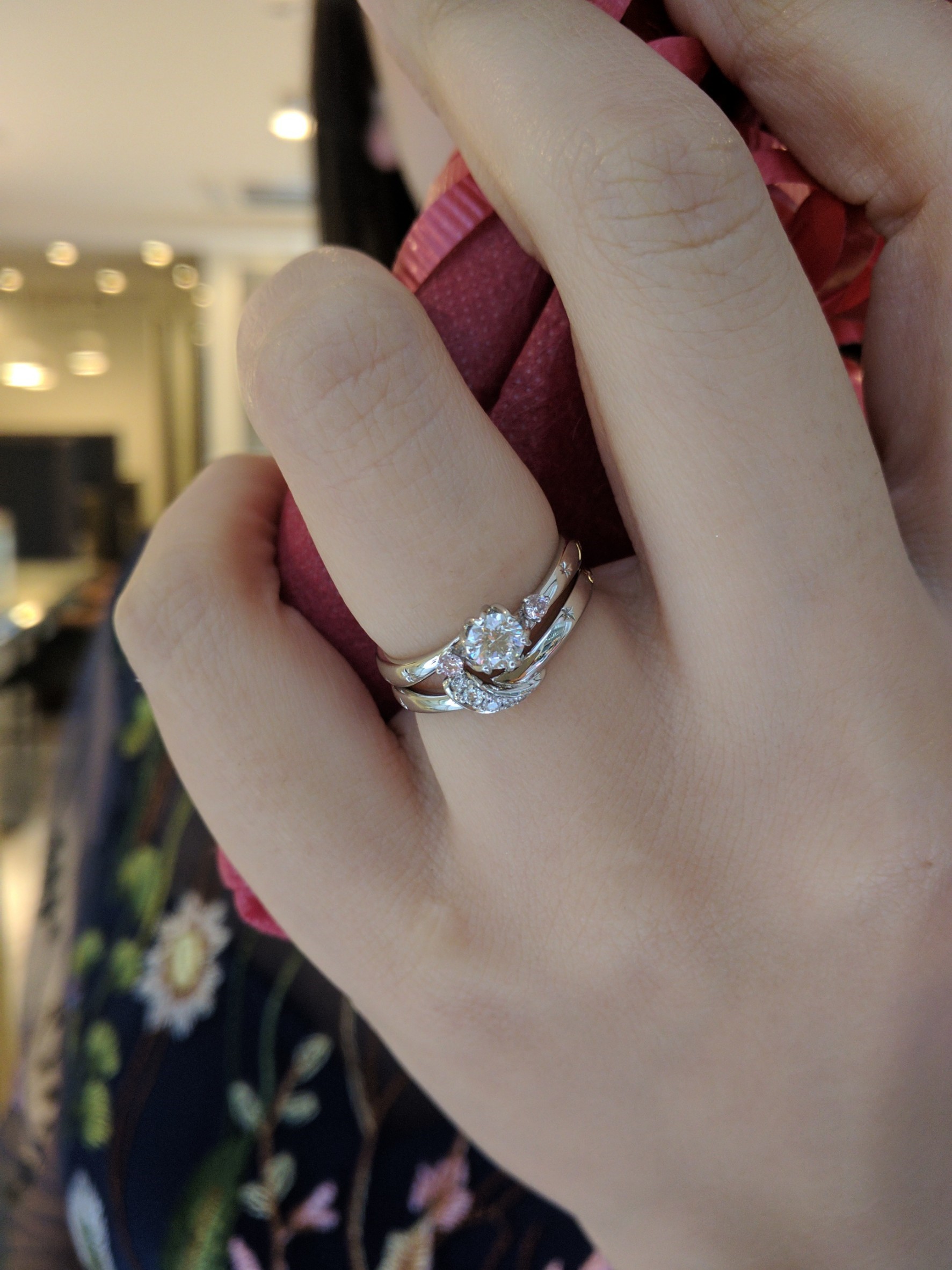 プラチナ　婚約指輪　結婚指輪　人気　ダイヤモンド　モチーフ　ピンクダイヤモンド　ウェーブライン　銀座　東京　彼女　人気