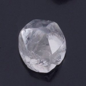 ２４面結晶ダイヤモンドの原石から選定