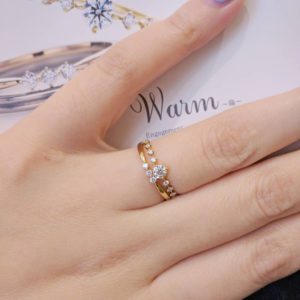キラキラ輝くダイヤモンドがオシャレで華奢な婚約指輪と結婚指輪