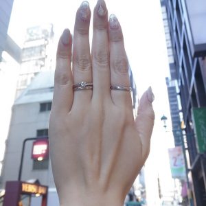 ぴったり合う重ね付けができるシンプルプラチナの婚約指輪と結婚指輪のセットリング。