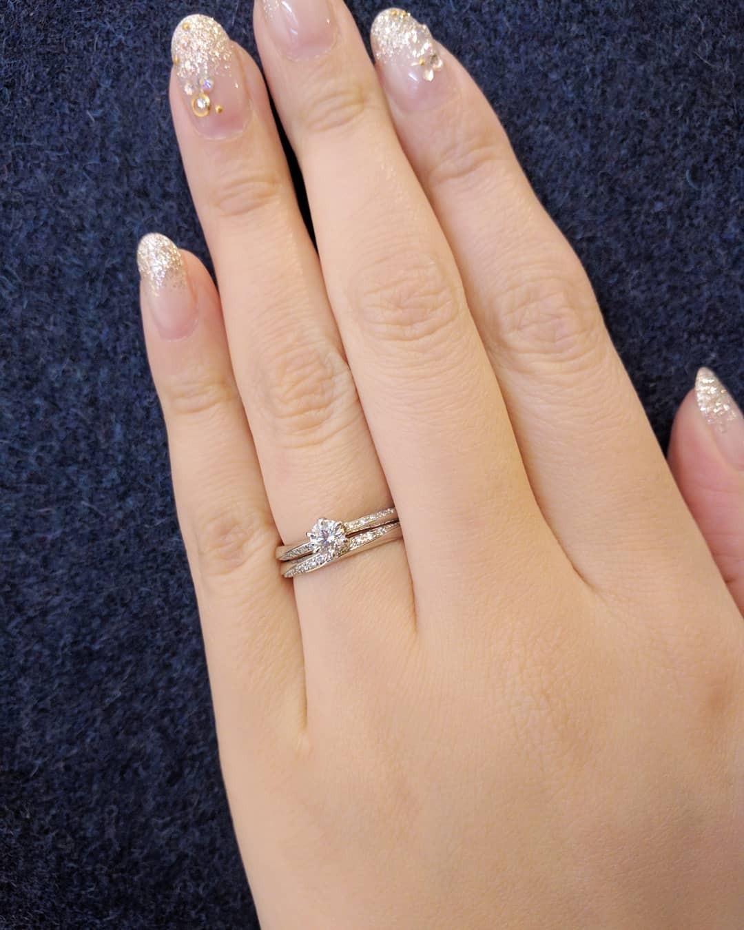 婚約指輪と結婚指輪の重ねつけが可愛いセットリングBRIDGE銀座の人気デザインやわらかな春風、美しいウェーブラインのダイヤモンドがエレガント