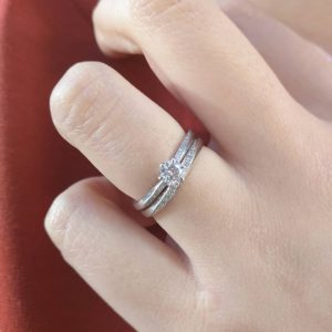 婚約指輪と結婚指輪の重ねつけが可愛いセットリングはブリッジ銀座の人気デザイン、やわらかな春風！美しいウェーブラインのダイヤモンドがエレガントでかわいい