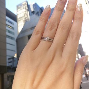 婚約指輪と結婚指輪の重ねつけが可愛いセットリングBRIDGE銀座の人気デザインやわらかな春風、美しいウェーブラインのダイヤモンドがエレガント