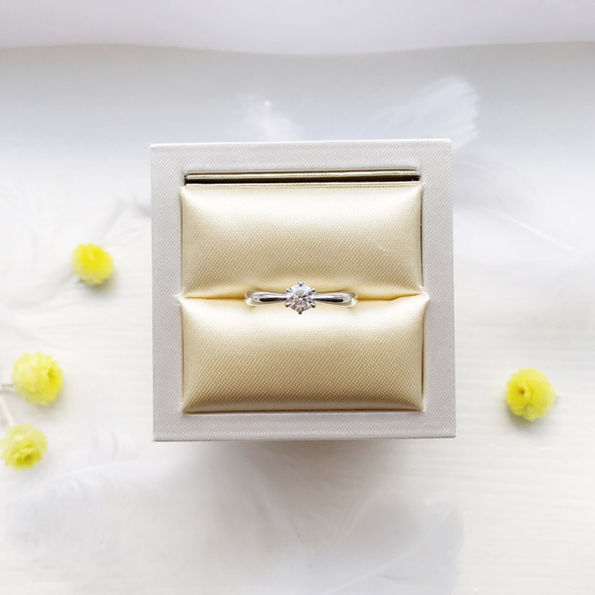 美しいダイヤモンドでプロポーズをしてください。