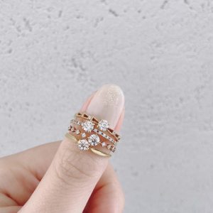 オシャレでカワイイ細身のデザインの婚約指輪