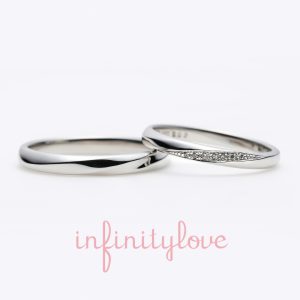 ダイヤモンドラインがシンプルに可愛いプラチナの結婚指輪です。