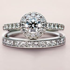 華やかなダイヤモンドヘイロー婚約指輪スターレイ