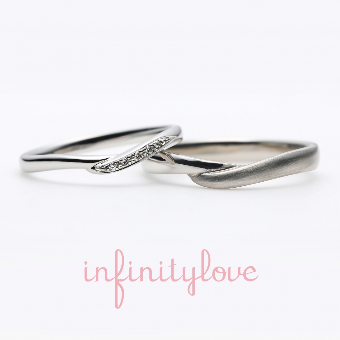 Vラインの指が美しく見えるプラチナの結婚指輪