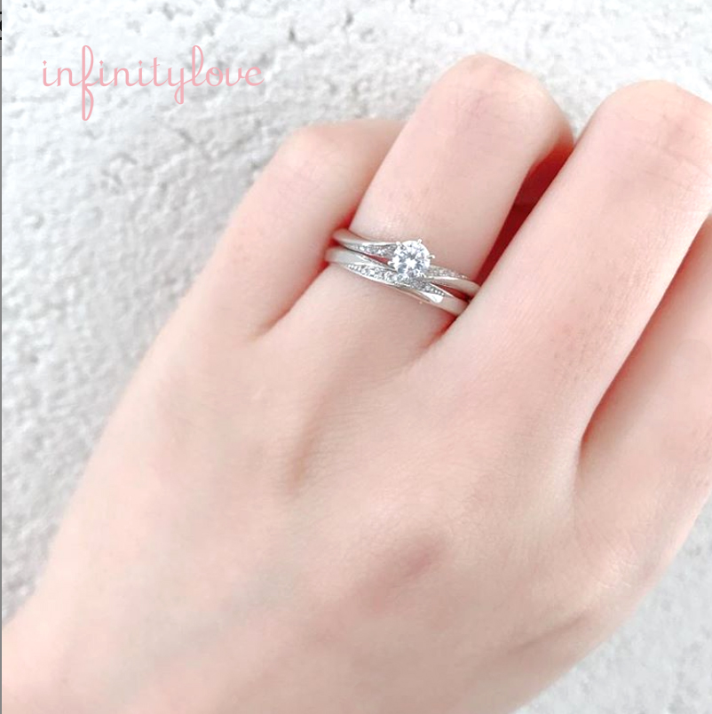 ダイヤモンドラインが美しいシンプルなプラチナのウェーブデザインの結婚指輪が銀座で人気です。