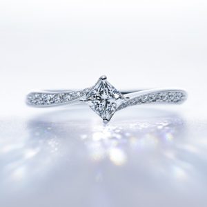 プリンセスカットを使用したオシャレでかわいい婚約指輪