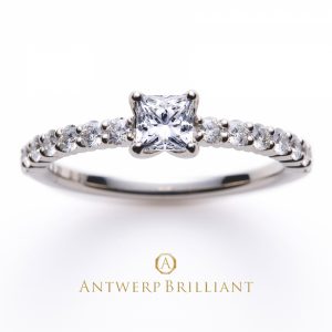 最高の輝きを放つトリプルエクセレントのプリンセスカットをセッティングした美しい婚約指輪、結婚指輪