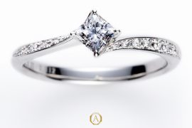 美しいプリンセスカットの婚約指輪AntwerpbrilliantのLightningはダイヤモンドラインの繊細なカーブが美しさのポイントです