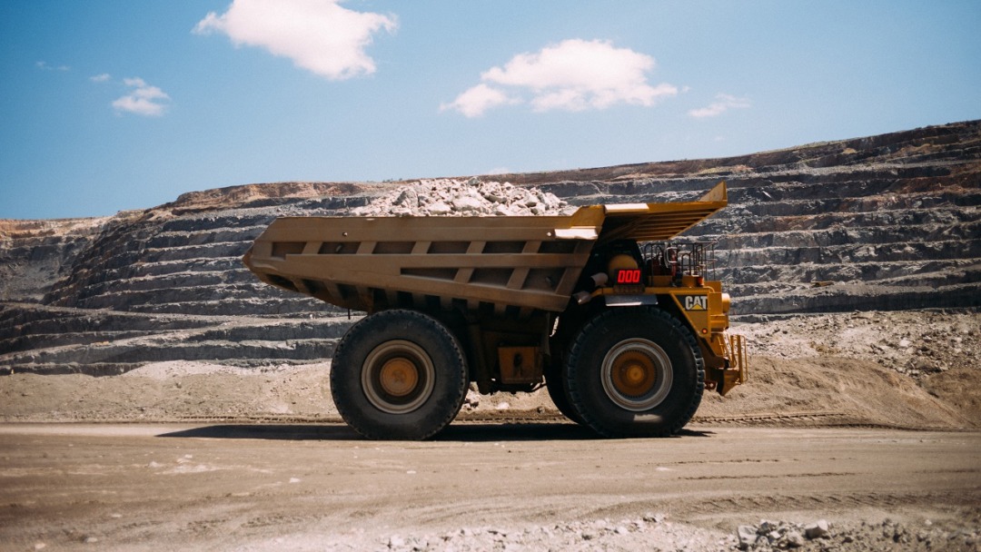 デビアスグループの南アフリカの鉱山で稼働するトラック