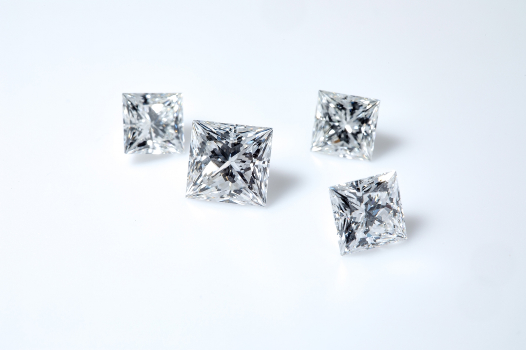 世界でもっとも美しいプリンセス　トリプルエクセレントのプリンセスカットメレダイヤモンド