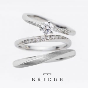 婚約指輪と結婚指輪の重ねつけが可愛いセットリングはブリッジ銀座の人気デザインやわらかな春風！美しいウェーブラインのダイヤモンドがエレガントでかわいい