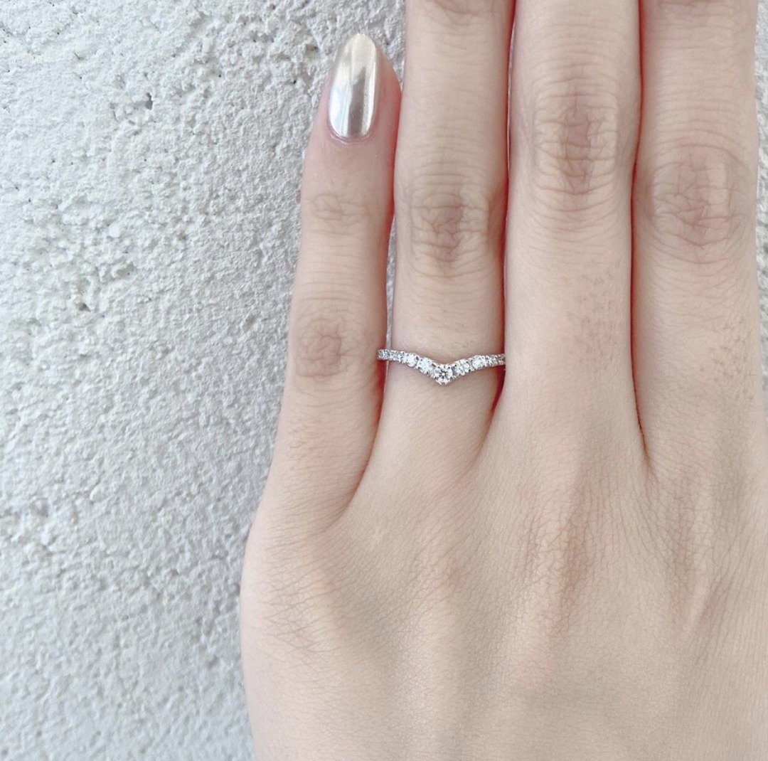 人気のV字デザインダイヤモンド結婚指輪です。