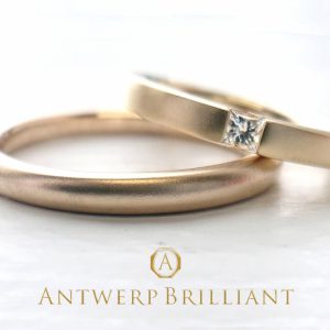 プリンセスカットのシンプルな結婚指輪です