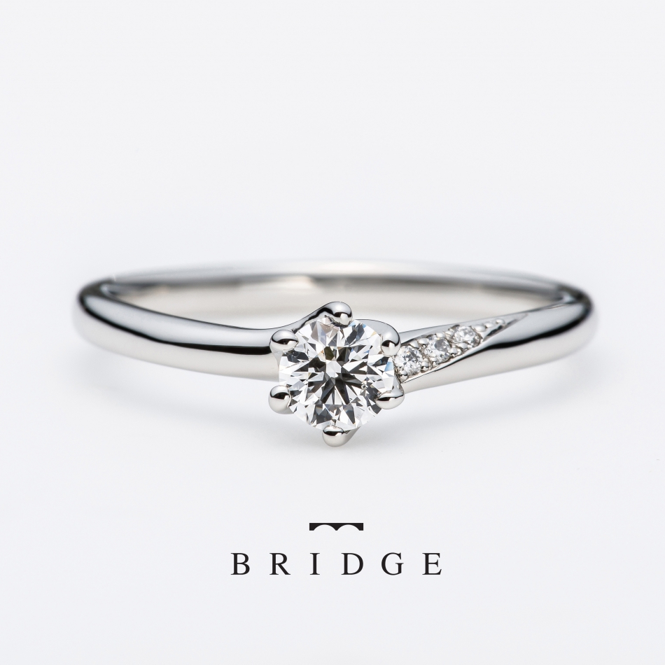 BRIDEG銀座の人気ランキング上位の婚約指輪のセットリング重なりが美しくアシンメトリー（アシメ）デザインはエンゲージマリッジ重なると新しいデザインに