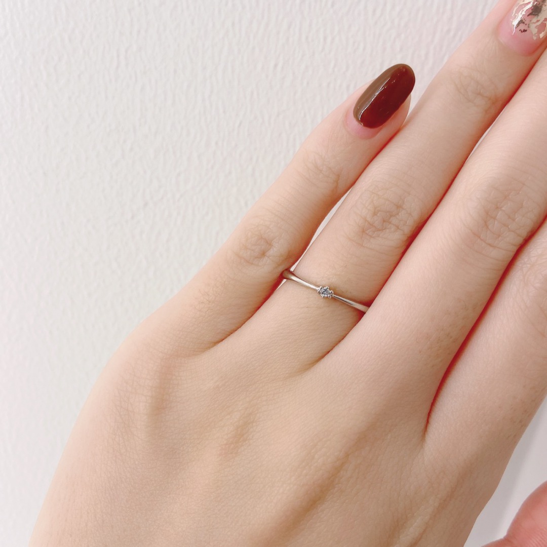 指を細く長く魅せてくれるソリテールデザイン結婚指輪ANGIE