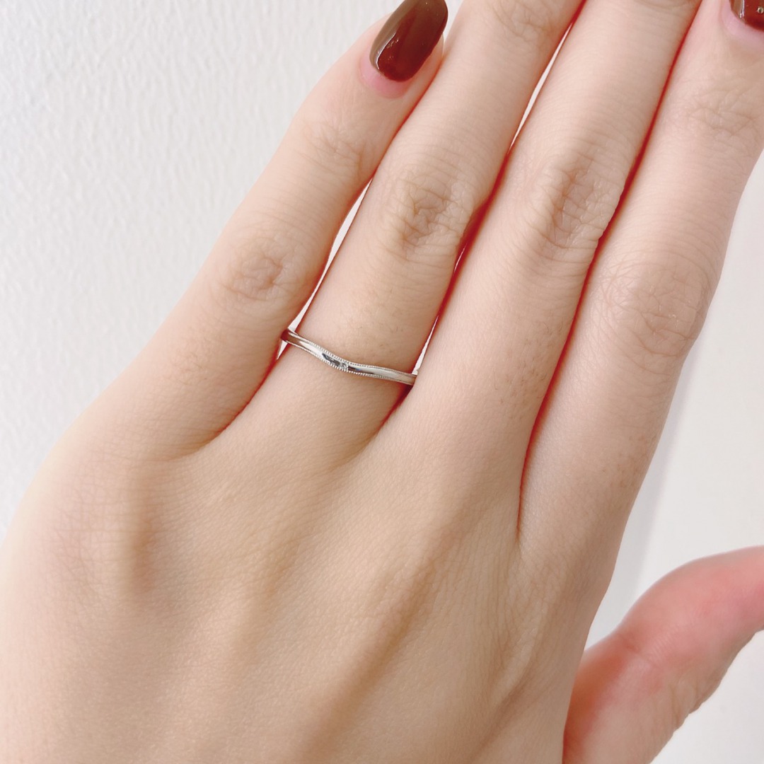 指を長く美しく魅せてくれる細身のVライン結婚指輪
