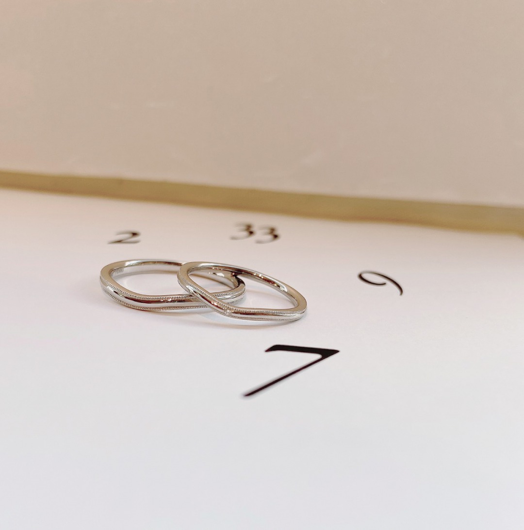 プラチナのミルグレインデザインは結婚指輪らしさがある