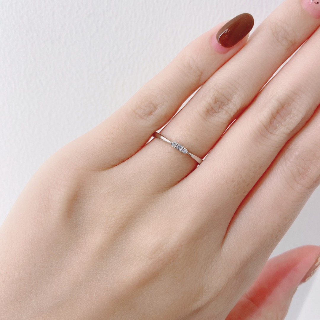 爪留めが可愛いシンプルストレートの結婚指輪ANGIE