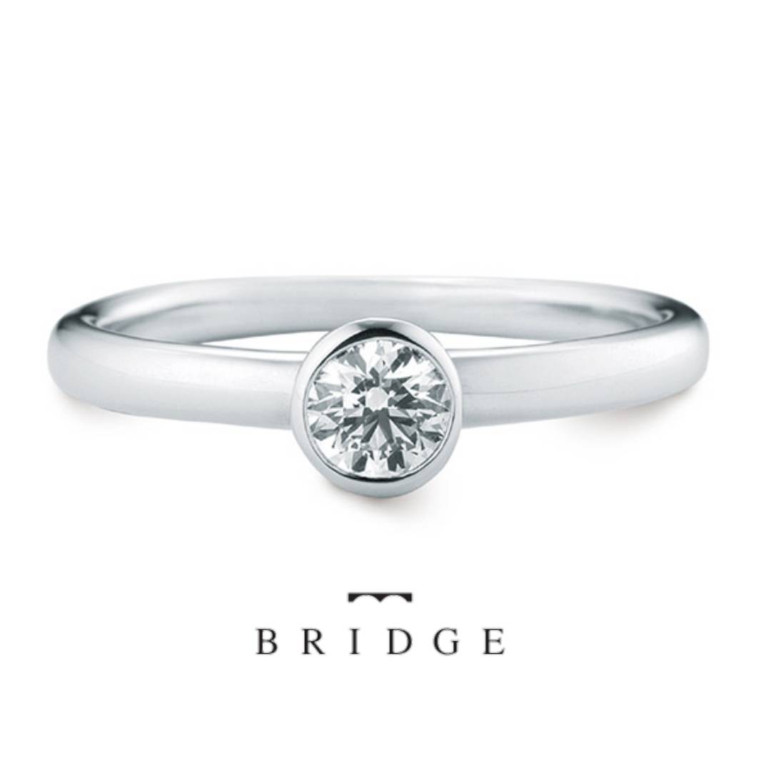 カップ型の台座が可愛いプラチナのシンプルな婚約指輪。