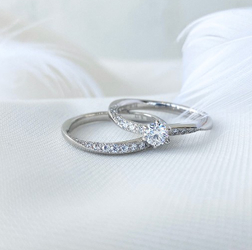 純白なプラチナ素材の結婚指輪と婚約指輪のセットリング