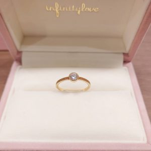 ゴールドのミルグレインがアンティーク調で可愛い婚約指輪