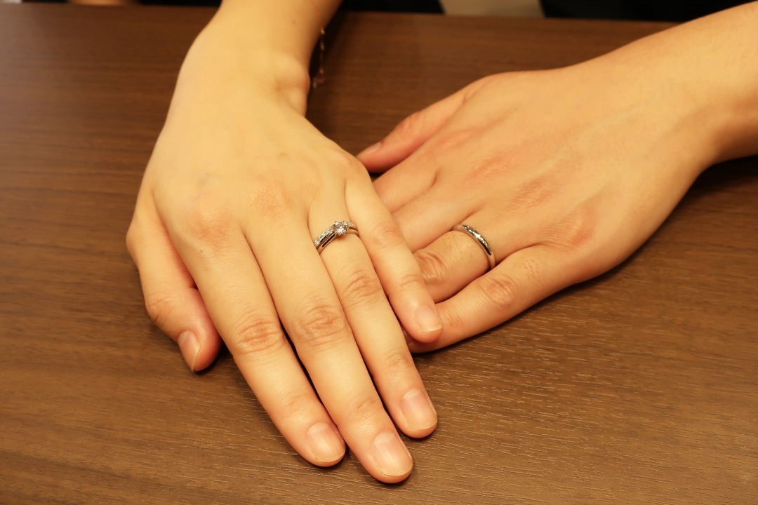 BRIDGE銀座で人気のシンプルプラチナソリテールの婚約指輪の一輪の薔薇をお選び頂きました