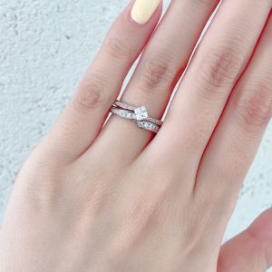 ピッタリした重ね付けのセットリングは、美しいダイヤモンドラインの結婚指輪とプリンセスカットダイヤモンドを使用した婚約指輪　AntwerpBrilliant　Lightning