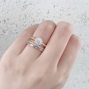 アンティーク調で可愛い向日葵ひまわりがモチーフのヘイローデザイン婚約指輪