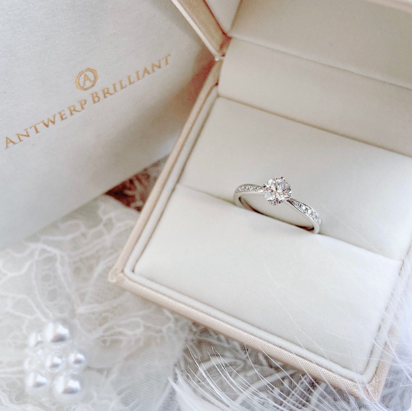 ダイヤモドラインが美しいプラチナストレートの婚約指輪シリウスは銀座で人気でプロポーズリグとしても人気がある