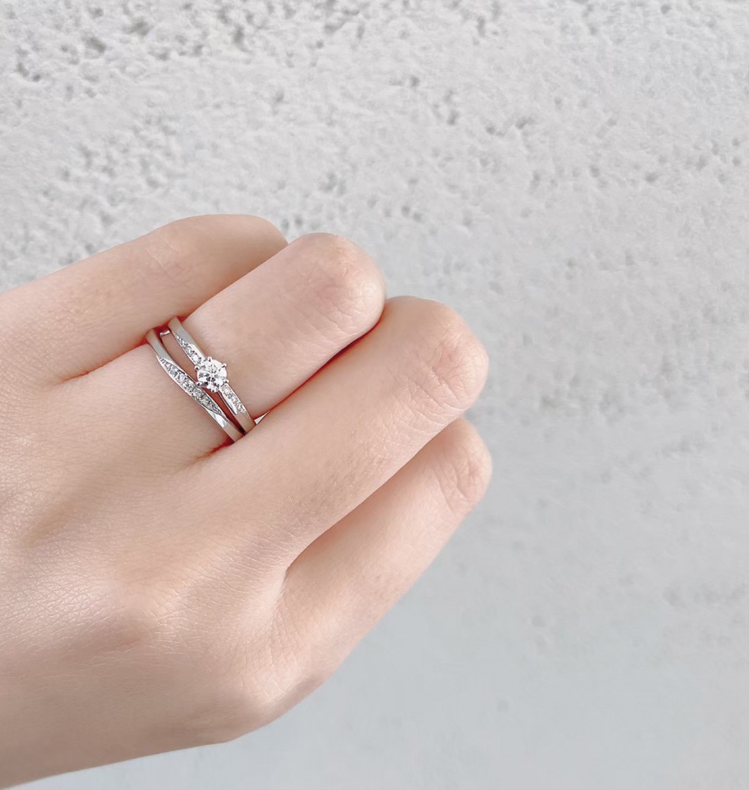 銀座で人気のシンプルで上品な婚約指輪と結婚指輪